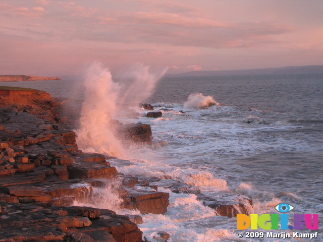 SX03902 Waves splashing at sunset